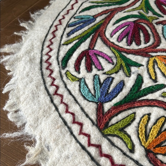 Embroidered wool Round Rug - Picture 3 of 6